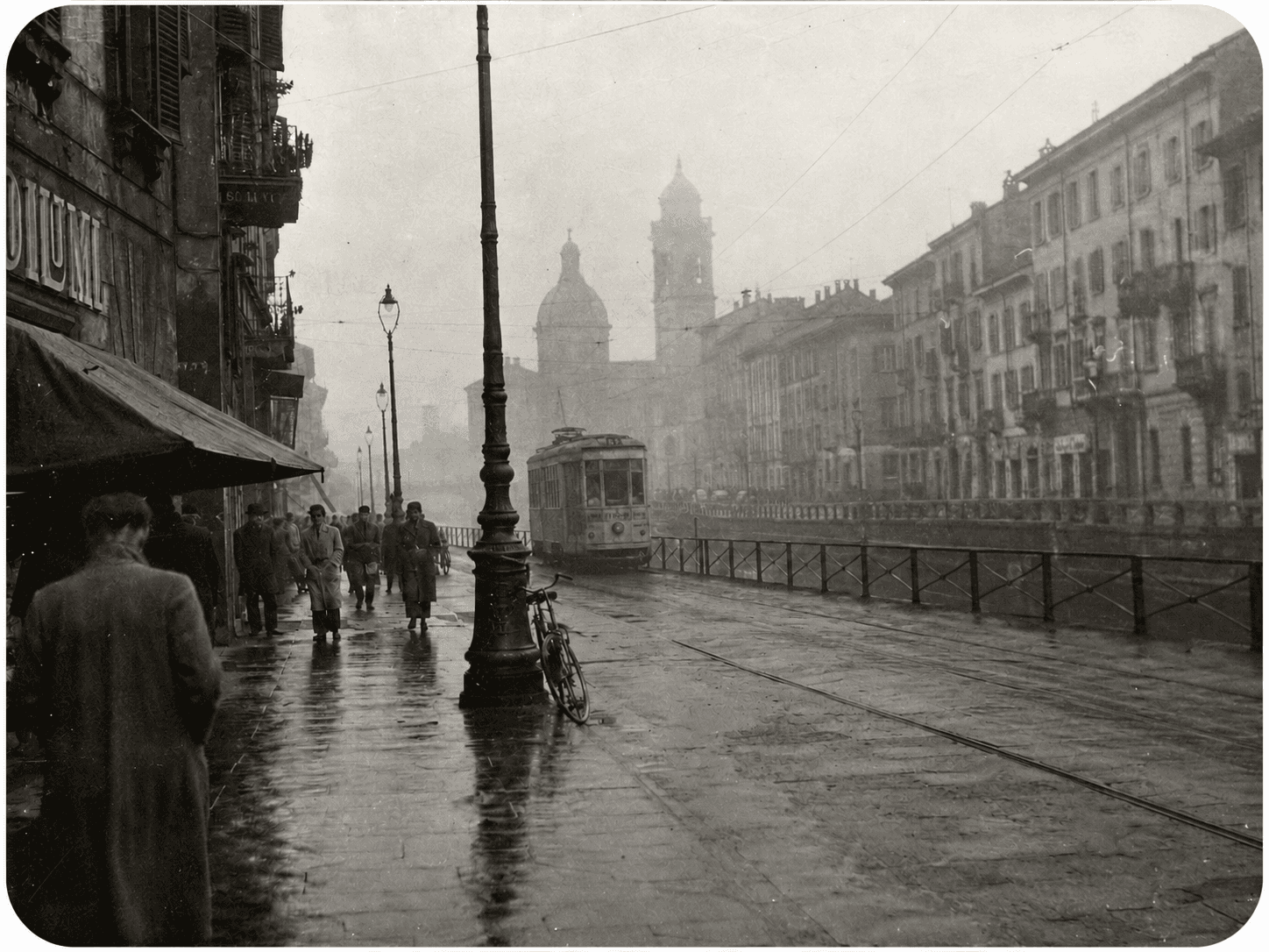 Milano storica, Navigli con tram e nebbia