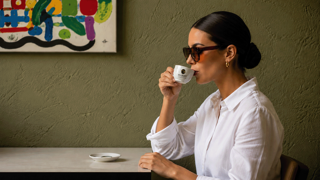 Donna che beve un espresso Hardy: il rito del caffè nel quotidiano