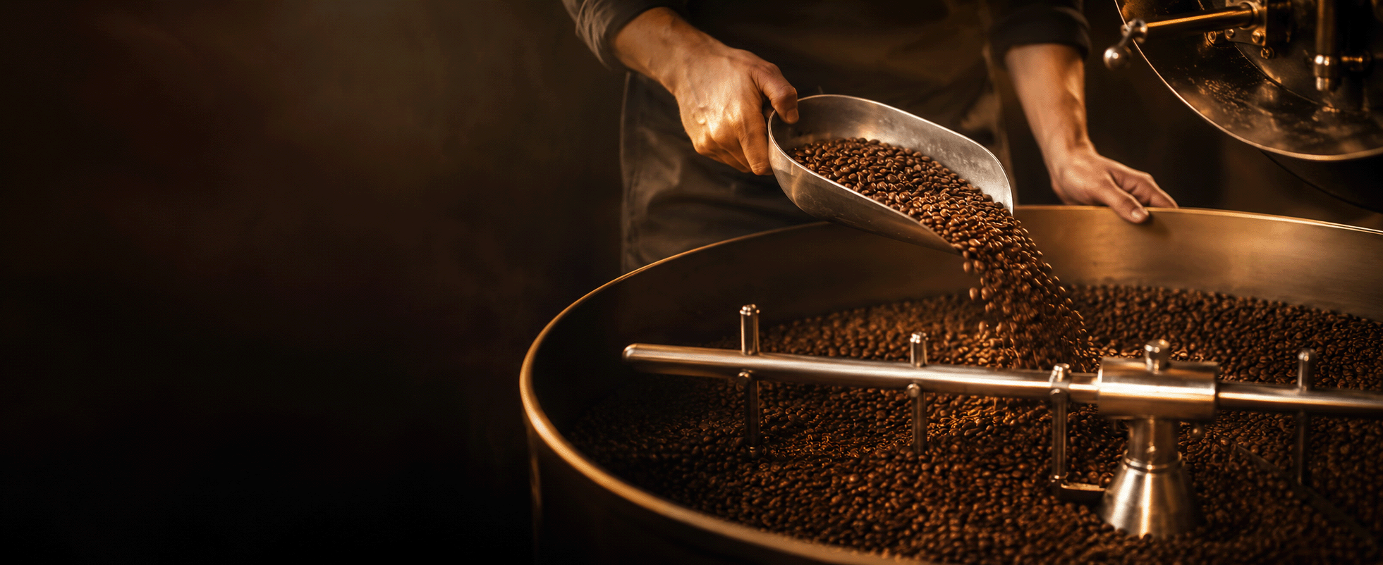 Tazzina di espresso su chicchi di caffè tostati